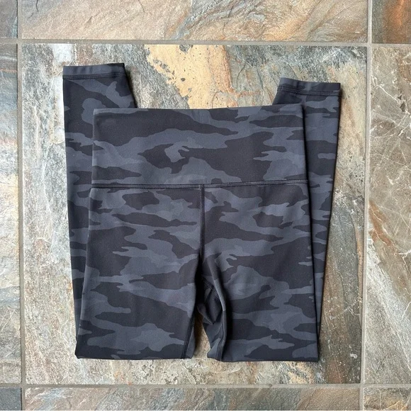 Athleta Elation Camo 7/8 Tight Women's Size XS Black and Gray - Picture 1 of 10